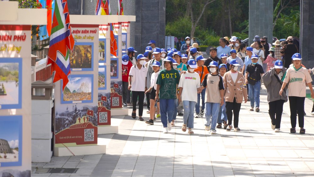 Đoàn học sinh của Trường THCS Nguyễn Du, huyện Tân Hồng, tỉnh Đồng Tháp đi tham quan, trải nghiệm tại các điểm du lịch của TP Cần Thơ. Ảnh: Yến Phương