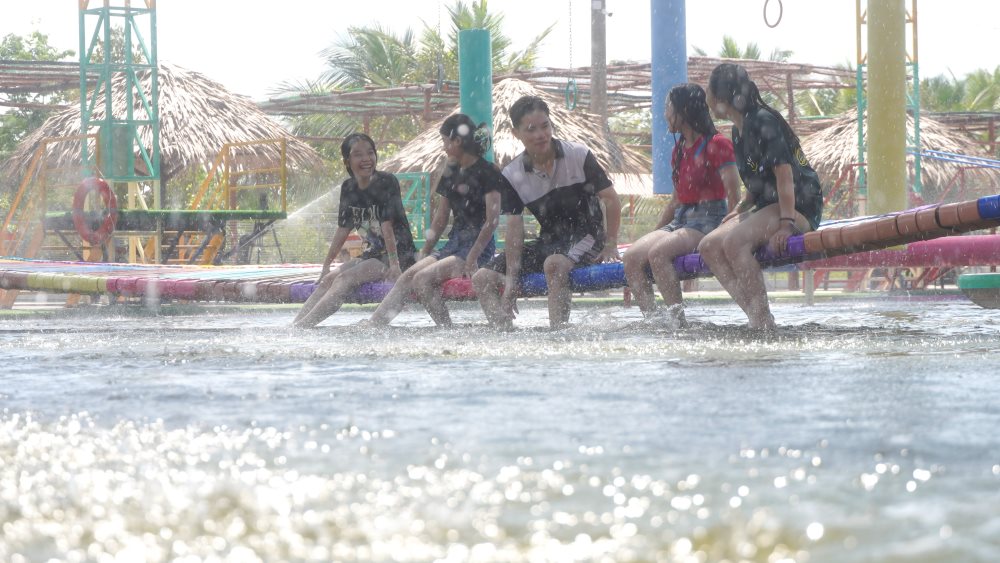 Các trò chơi dưới nước được nhiều học sinh ưu tiên lựa chọn trong mùa nắng nóng. Ảnh: Yến Phương