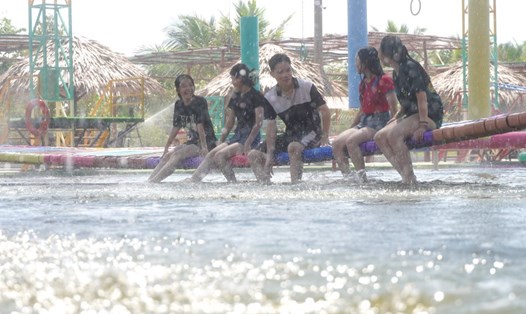 Các trò chơi dưới nước được nhiều học sinh ưu tiên lựa chọn trong mùa nắng nóng. Ảnh: Yến Phương