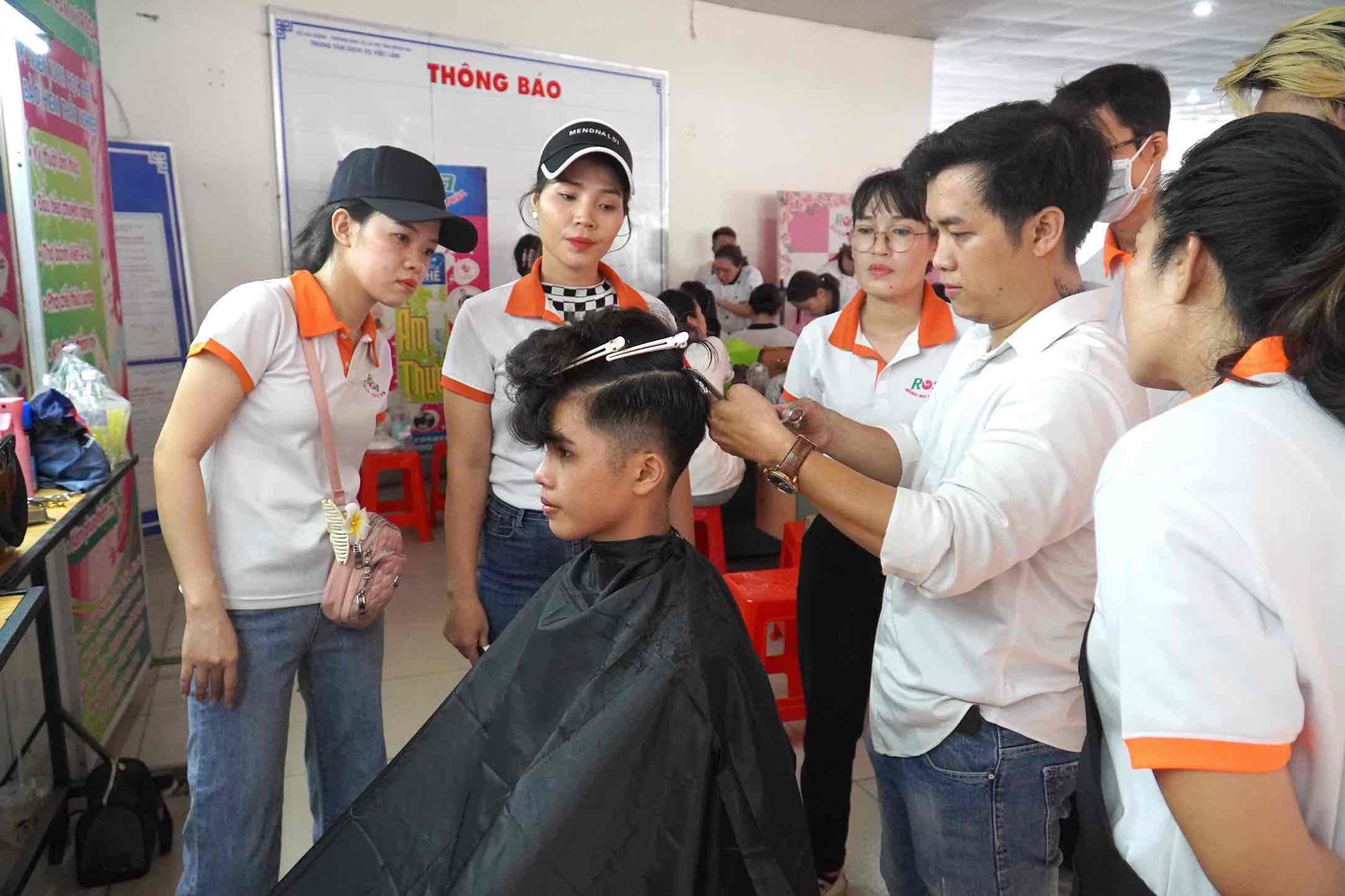 Hoạt động cắt tóc miễn phí tại sàn việc làm Đồng Nai. Ảnh: HAC