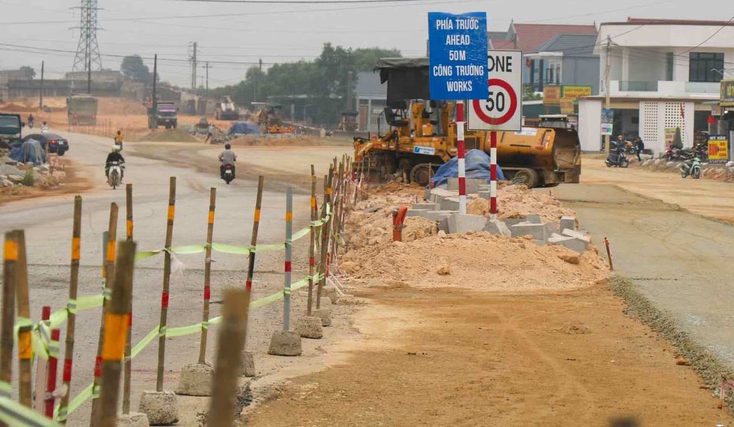 Năm 2012, Dự án đường cứu hộ, cứu nạn thị trấn Phong Điền - Điền Lộc được khởi công với tổng chiều dài toàn tuyến là 16,25km. Điểm đầu giao với QL1A tại thị trấn Phong Điền, điểm cuối tại bãi biển xã Điền Lộc. 