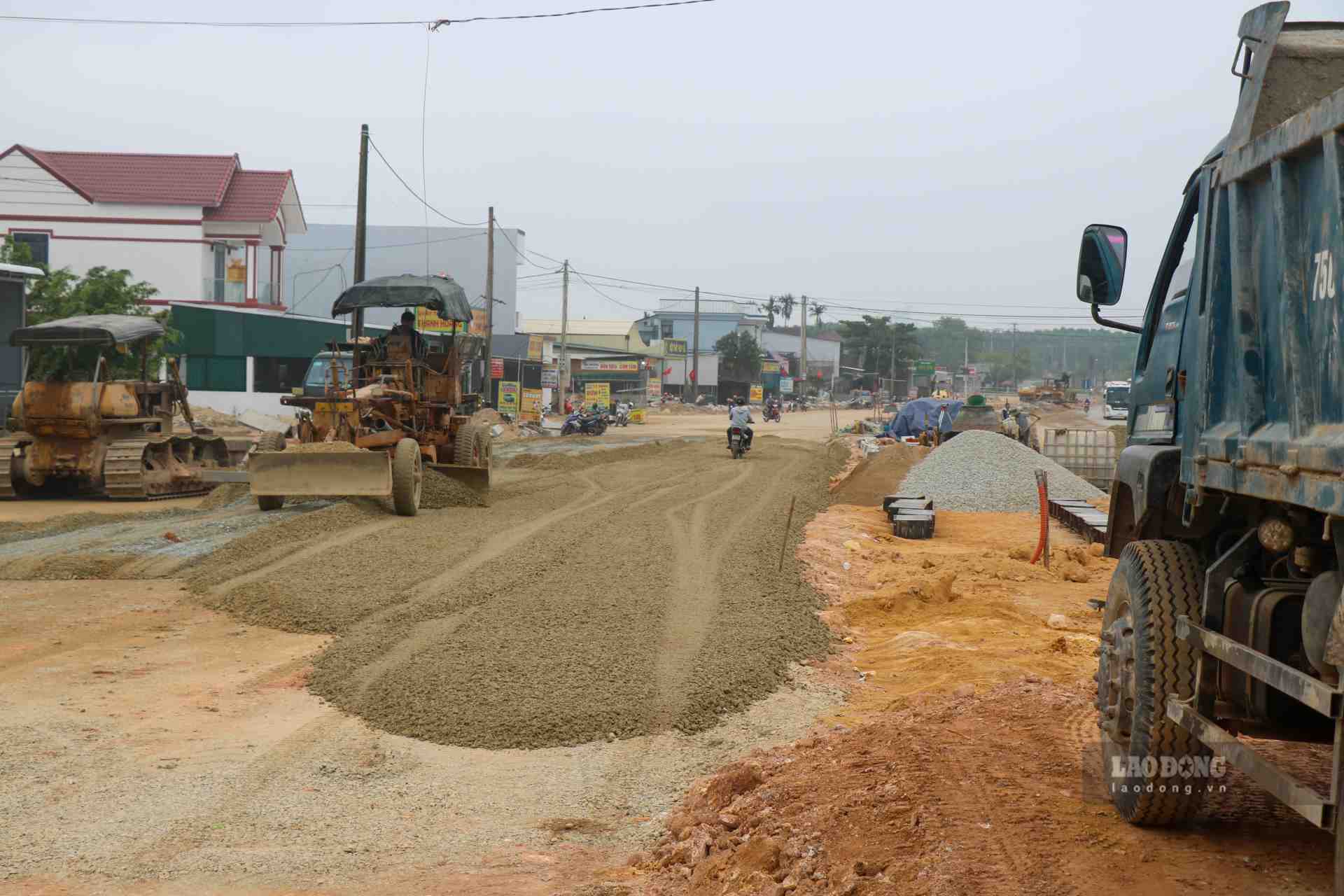 Được biết, công trình do Ban quản lý dự án đầu tư xây dựng công trình giao thông tỉnh Thừa Thiên Huế làm chủ đầu tư, đơn vị thi công là liên doanh CTCP Tổng công ty công trình đường sắt - CTCP Thành Đạt. 