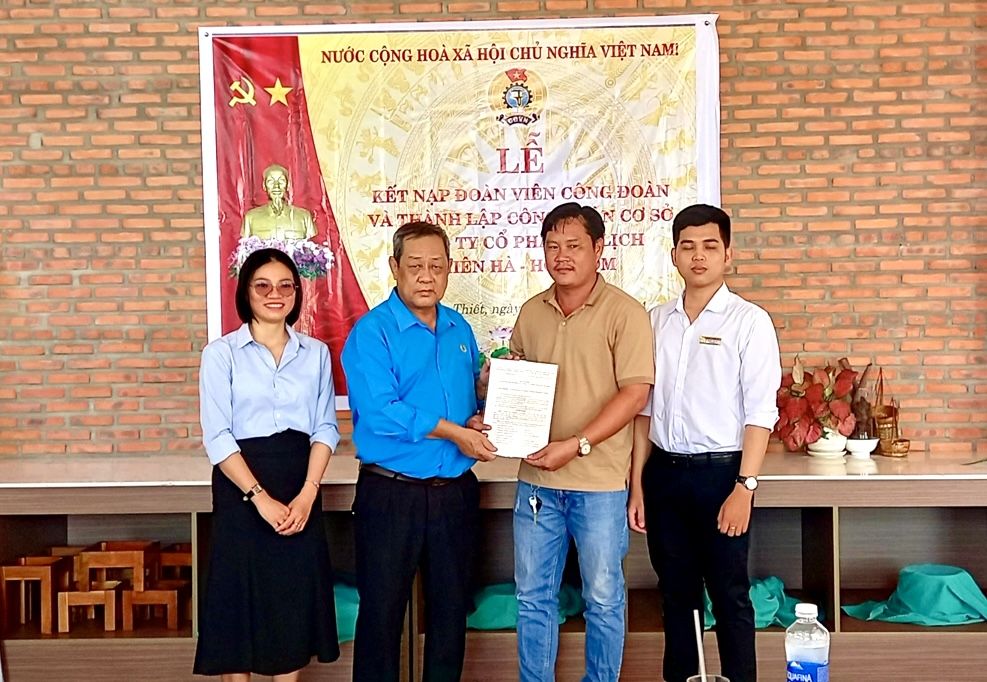 Ông Võ Huy Luận - Chủ tịch LĐLĐ TP Phan Thiết trao quyết định thành lập CĐCS Công ty Cổ phần du lịch Thiên Hà - Hòn Rơm. Ảnh: LĐLĐ Phan Thiết