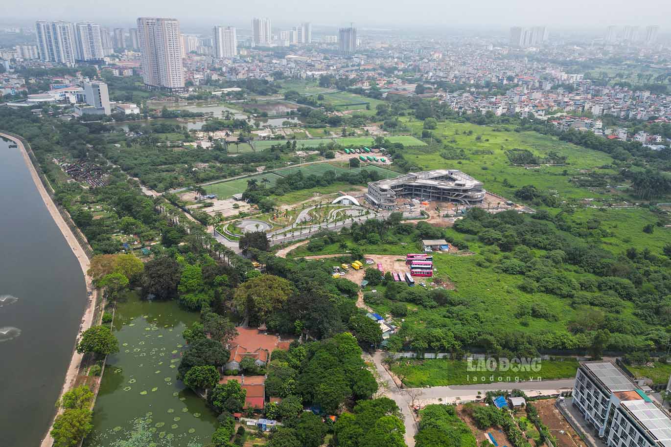 Trong ảnh là ô đất F4/TH2 (TH2) nằm trong dự án Xây dựng Trường Tiểu học Hoàng Liệt, chủ đầu tư là Ban Quản lý dự án quận Hoàng Mai. Nhà thầu là liên danh Công ty CP Xây dựng và Thương mại Phú Cường - Công ty CP Đầu tư xây dựng ĐKCC - Công ty TNHH Xây dựng thương mại Nam An với giá trúng thầu là 190,048 tỉ đồng.