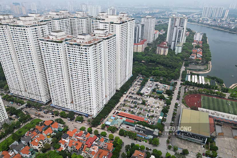 Theo ghi nhận của Lao Động ngày 25.4, 2 ô đất này có diện tích quy hoạch 1,084ha nằm dưới chân cụm tòa chung cư HH Linh Đàm và gần Trung tâm Văn hóa, Thông tin và Thể thao quận Hoàng Mai.