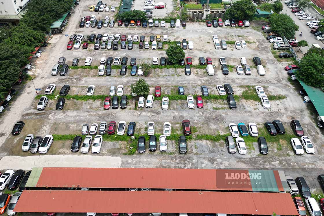 Anh Phạm Việt Hà (cư dân HH Linh Đàm) chia sẻ, khu đô thị với 12 tòa nhà và có hơn chục nghìn hộ sinh sống nhưng không có hầm để xe ôtô, chỉ có duy nhất 1 tầng hầm để xe máy cho cả vạn người. Việc này khiến cho các hộ gia đình có phương tiện là ôtô gặp khó trong quá trình tìm kiếm bãi để xe và buộc họ phải gửi tại các bãi lậu, bất chấp giá cả thiếu tính thống nhất.