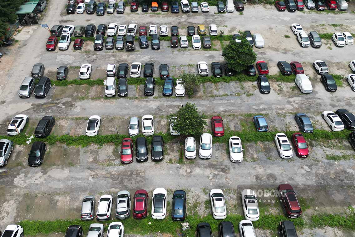 “Xe cộ để ở bãi không mái che cũng rất sót của nhưng chẳng có cách nào nên người dân vẫn phải để vì không có chỗ nào để đỗ cả”, anh Hà than thở.