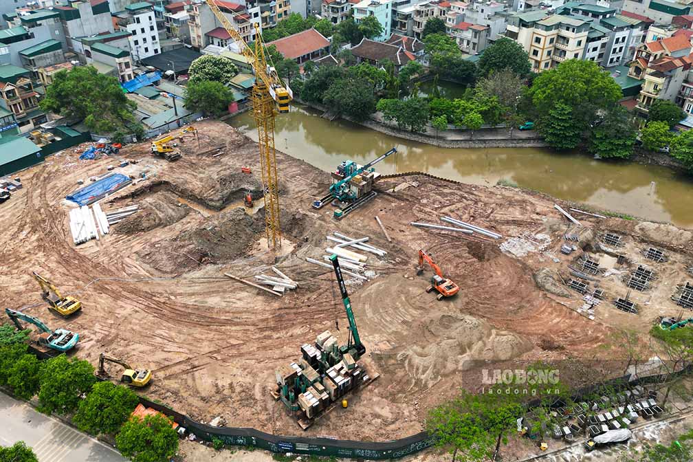 Trong ảnh là ô đất F4/TH2 (TH2) nằm trong dự án Xây dựng Trường Tiểu học Hoàng Liệt, chủ đầu tư là Ban Quản lý dự án quận Hoàng Mai. Nhà thầu là liên danh Công ty CP Xây dựng và Thương mại Phú Cường - Công ty CP Đầu tư xây dựng ĐKCC - Công ty TNHH Xây dựng thương mại Nam An với giá trúng thầu là 190,048 tỉ đồng.