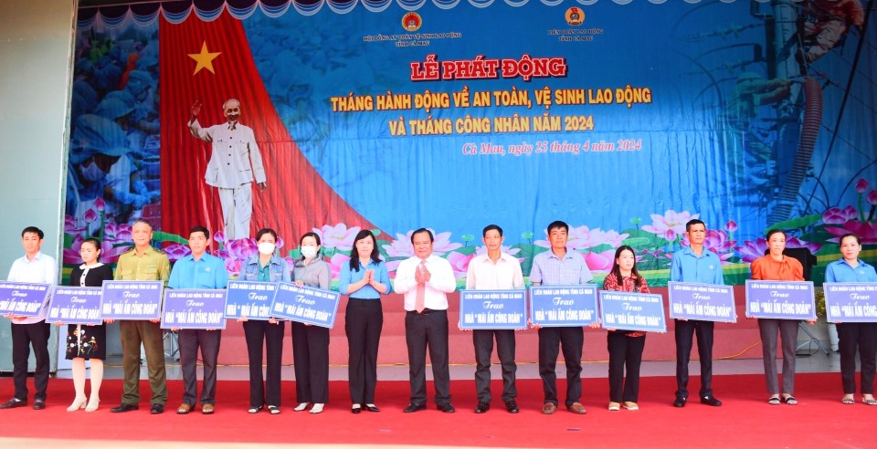 Phó Chủ tịch UBND tỉnh Cà Mau Nguyễn Minh Luân cùng Chủ tịch LĐLĐ tỉnh Cà Mau Huỳnh Út Mười trao bảng tượng trưng nhà “Mái ấm Công đoàn” cho đoàn viên có khó khăn về nhà ở. Ảnh: Thiệu Vũ