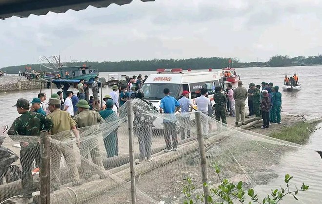 Đã tìm thấy 2 thi thể trong vụ 4 người mất tích do chìm thuyền tại TX Quảng Yên, tỉnh Quảng Ninh. Ảnh: Người dân cung cấp 