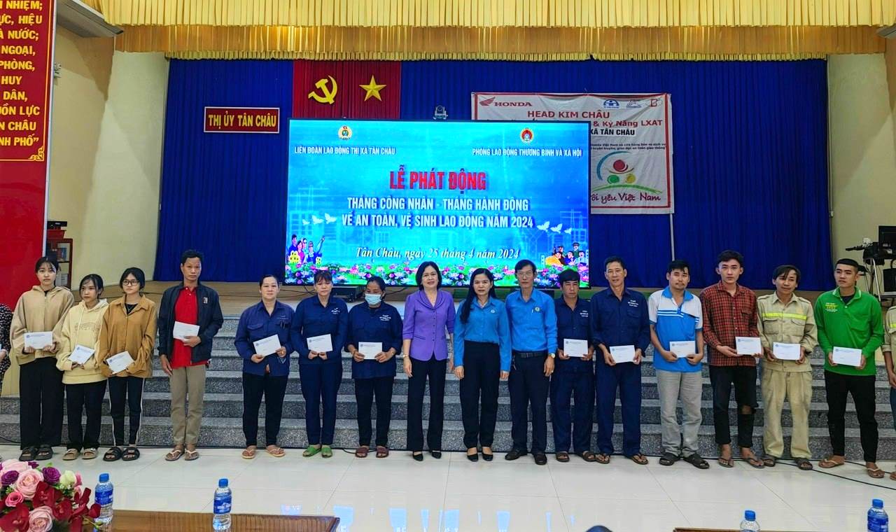 Lãnh đạo LĐLĐ tỉnh An Giang cùng lãnh đạo địa phương trao quà cho công nhân lao động có hoàn cảnh khó khăn. Ảnh: Thanh Điền