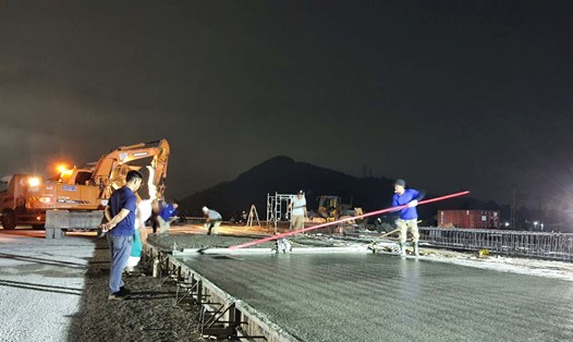 Công nhân Công ty TNHH Hòa Hiệp thi công hoàn thiện các hạng mục của hầm Thần Vũ xuyên đêm. Ảnh: Quang Đại