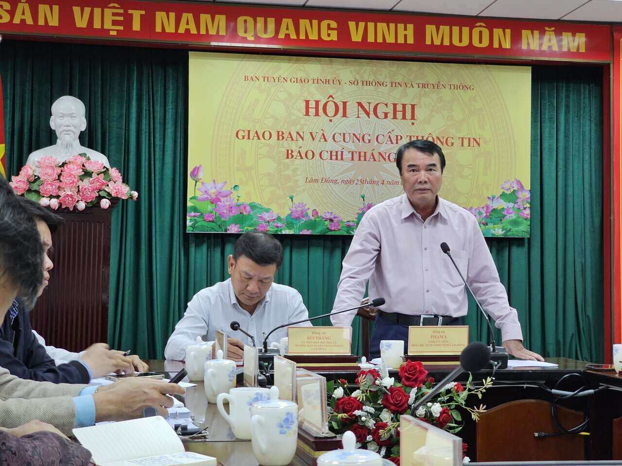 Phó Chủ tịch UBND tỉnh Lâm Đồng nêu quan điểm xử lý vụ xây dựng trái phép trong Đồi Cù. Ảnh: Mai Hương