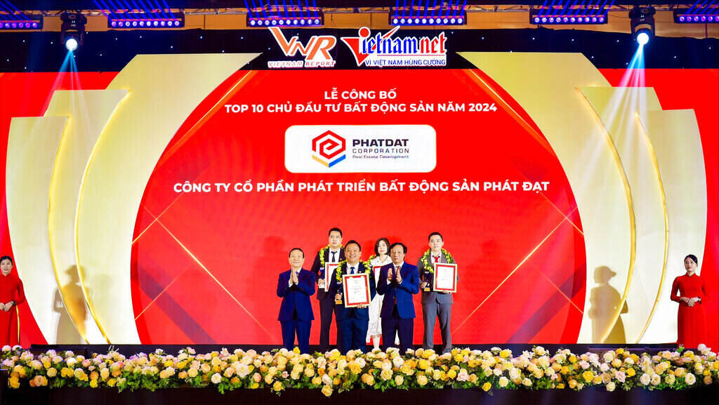 Ông Trương Ngọc Dũng, Phó Tổng Giám đốc Công ty Cổ phần Phát triển Bất động sản Phát Đạt nhận giải thưởng Top 10 Công ty Bất động sản uy tín năm 2024. Ảnh: PDR