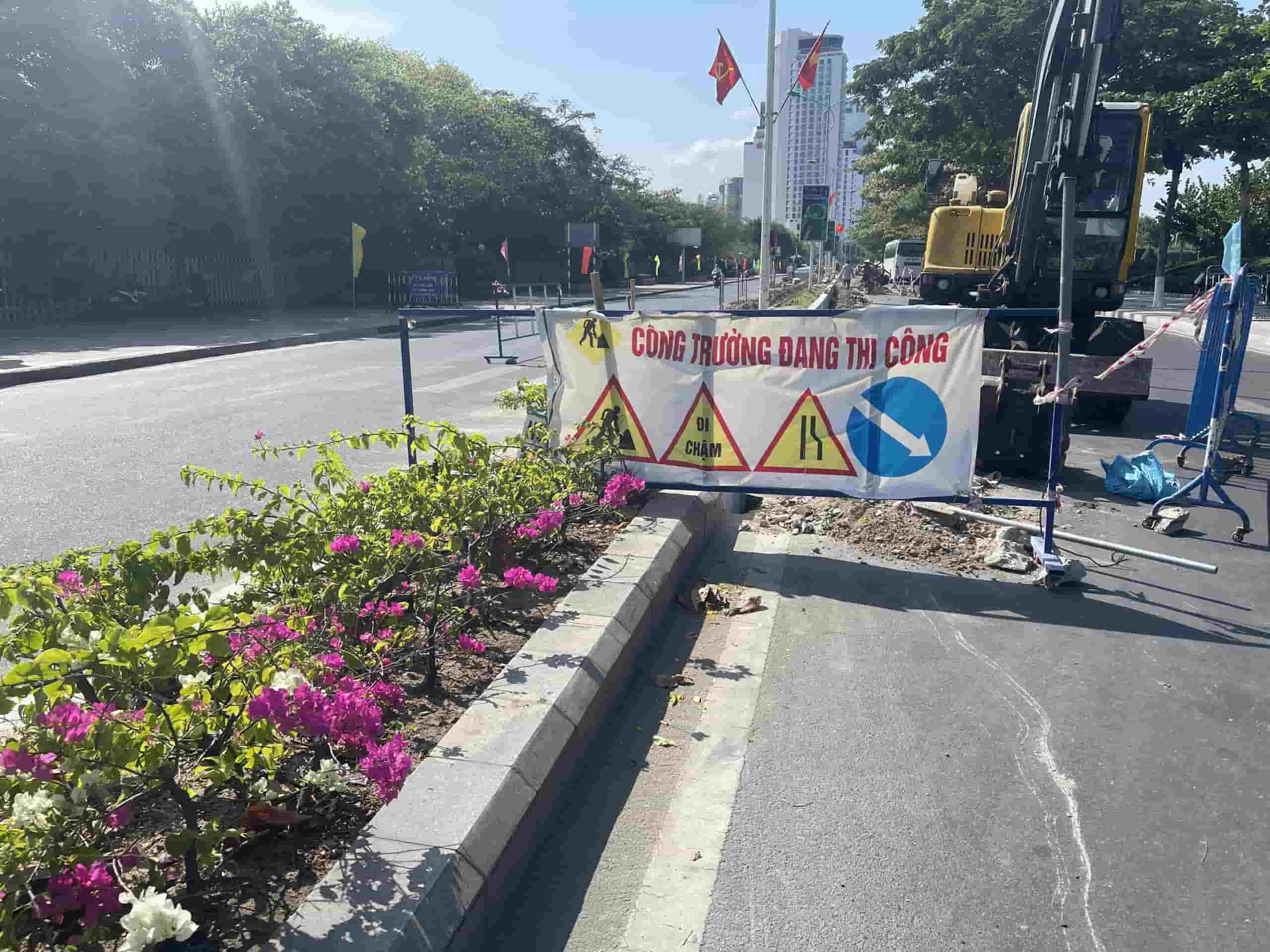 Dự án Nâng cấp, cải tạo dải phân cách đường Trần Phú 
chỉ một mình Công ty TNHH Dũng Lợi tham gia đấu thầu và trúng thầu. Ảnh: Hữu Long