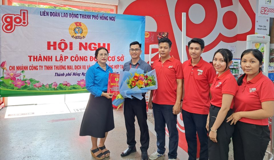 Lãnh đạo LĐLĐ TP Hồng Ngự trao quyết định thành lập Công đoàn cơ sở hưởng ứng Tháng Công nhân năm 2024. Ảnh: Mỹ Hòa