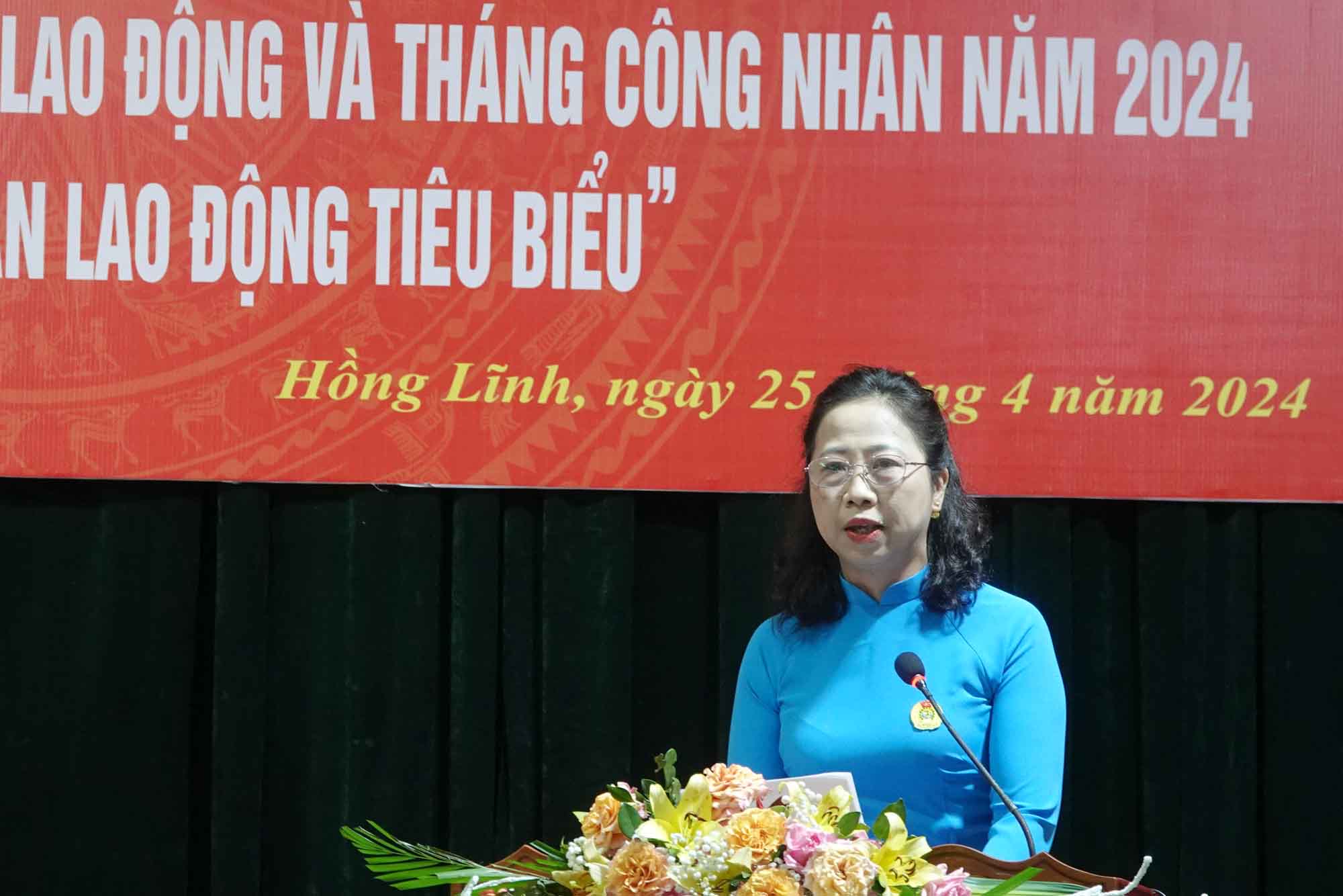 Bà Nguyễn Thu Hương - Chủ tịch Liên đoàn Lao động thị xã Hồng Lĩnh phát biểu tại buổi lễ. Ảnh: Trần Tuấn.