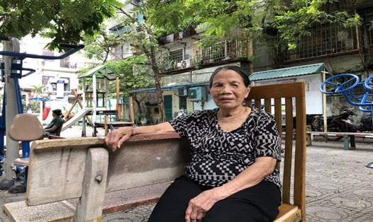 Bà Nguyễn Thị Lý (SN 1937, khu tập thể Thành Công, quận Ba Đình, Hà Nội) chờ đợi dự án cải tạo chung cư cũ được triển khai.Ảnh: Hồng Huyền