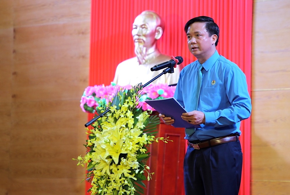 Ông Phạm Tiến Nam - Chủ tịch LĐLĐ tỉnh Quảng Bình phát biểu tại buổi lễ. Ảnh: Công Sáng.
