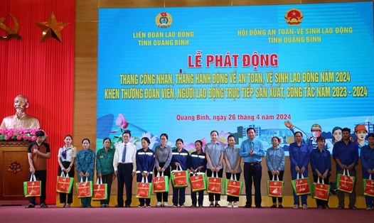 Dịp "Tháng công nhân", LĐLĐ tỉnh Quảng Bình đã trao 580 suất quà cho đoàn viên, người lao động có hoàn cảnh khó khăn. Ảnh: Công Sáng