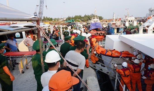 Chiều 25.4, thi thể các nạn nhân đã được đưa lên bờ. Ảnh: Viên Nguyễn