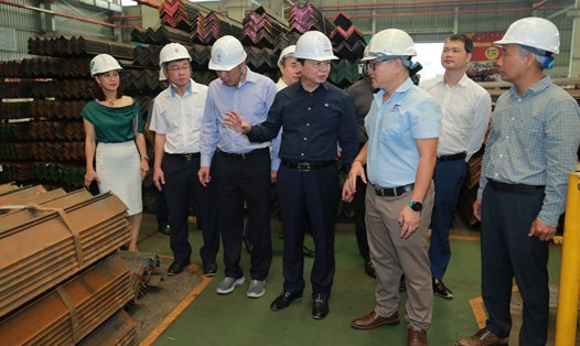 Đại diện Công ty Đầu tư xây dựng và thương mại Ngãi Cầu (Bắc Ninh) báo cáo tiến độ triển khai gói thầu gia công chế tạo cột điện cho dự án đường dây 500kV mạch 3. Ảnh: VGP