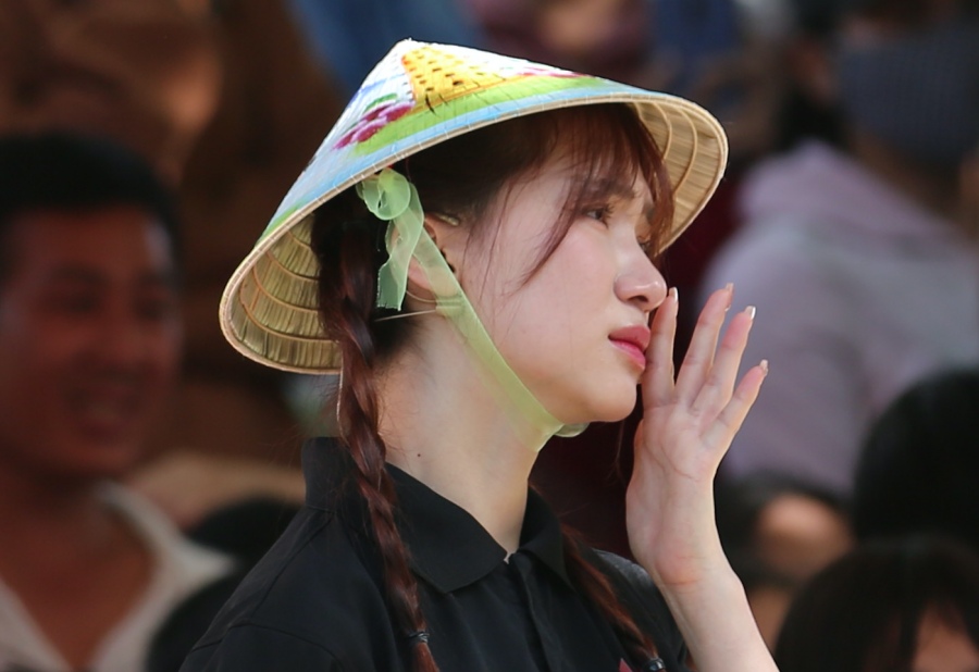 Hòa Minzy xúc động khi tham gia show thực tế. Ảnh: Bee