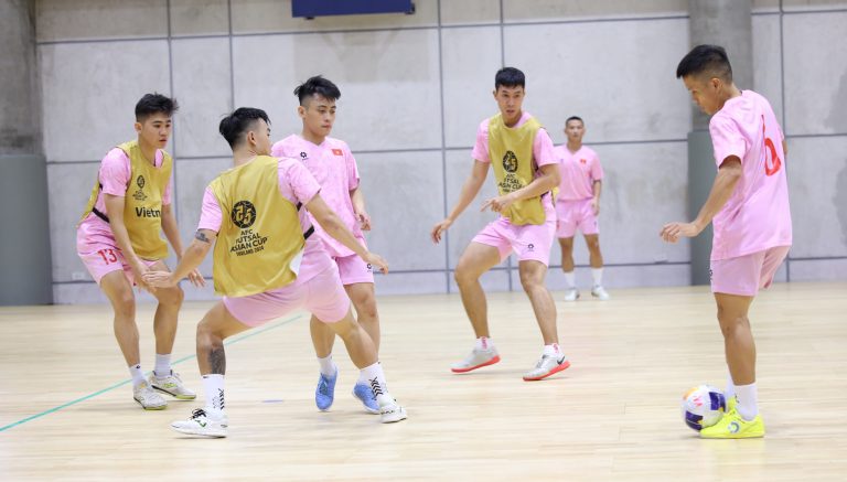 Tuyển futsal Việt Nam buộc phải thắng 2 trận play-off để giành vé dự World Cup. Ảnh: VFF