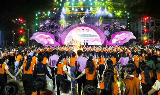 500 em thiếu nhi đến từ các địa phương trên cả nước đã lập kỷ lục Việt Nam với tiết mục múa xòe. Ảnh: Quang Đạt