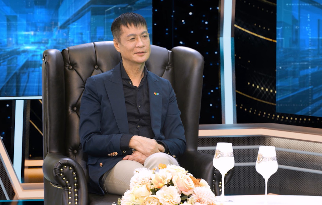 Đạo diễn Lê Hoàng có những chia sẻ trong “Kính đa chiều“. Ảnh: VTV9