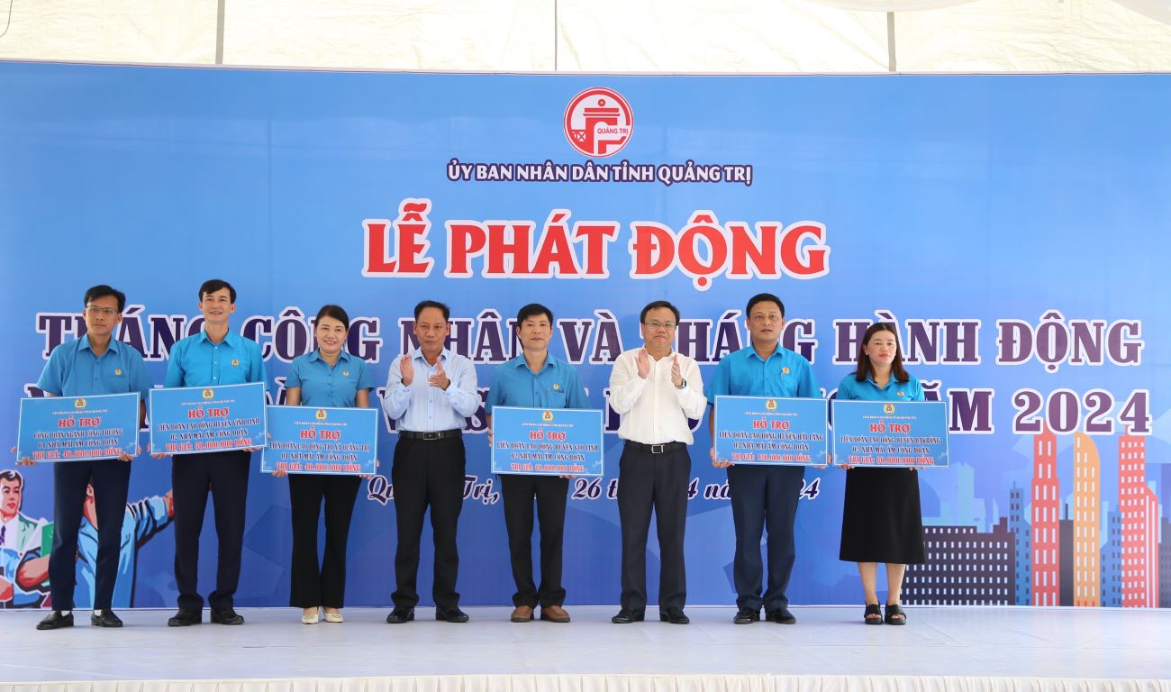 Ông Lê Đức Tiến (thứ 3 từ phải sang) - Phó Chủ tịch UBND tỉnh Quảng Trị và ông Lê Nguyên Hồng (thứ 5 từ phải sang) trao tặng nhà Mái ấm công đoàn cho đại diện LĐLĐ các huyện, thị xã, thành phố. Ảnh: Hưng Thơ.