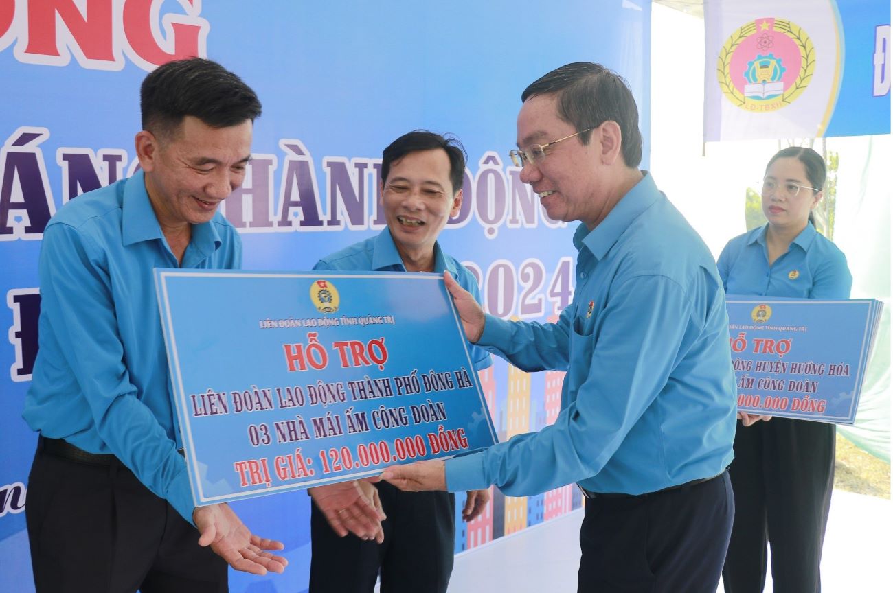 Ông Nguyễn Thế Lập, Tỉnh ủy viên, Chủ tịch LĐLĐ tỉnh Quảng Trị trao tặng nhà Mái ấm Công đoàn cho đại diện LĐLĐ các huyện, thị xã, thành phố trên địa bàn. Ảnh: Hưng Thơ.