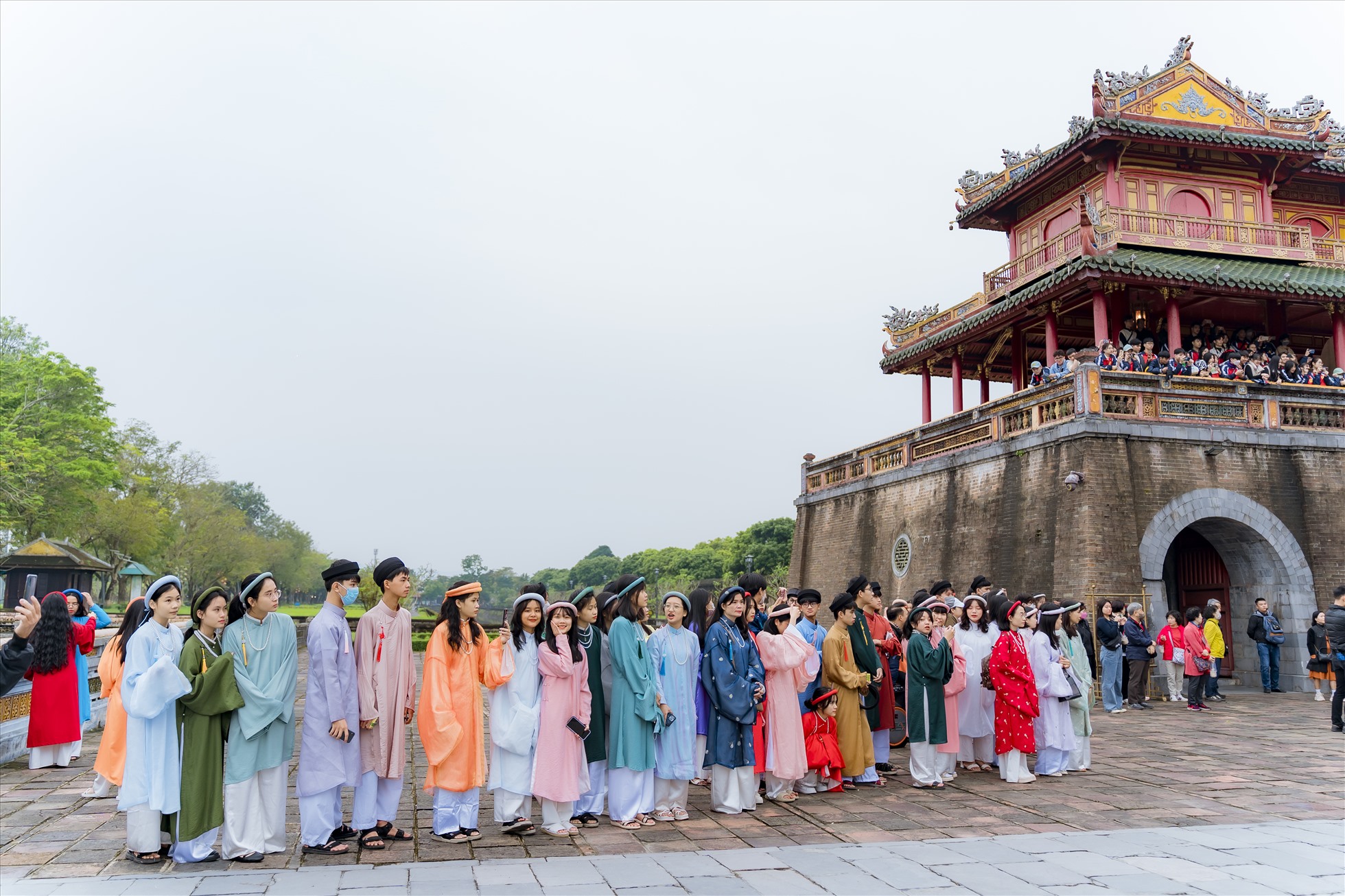 Huế thu hút đông đảo du khách tới tham quan các di tích lịch sử như Đại nội Huế, lăng tẩm vua Minh Mạng, Khải Định, Tự Đức, sông Hương, núi Ngự Bình, chùa Thiên Mụ trong dịp lễ 30.4 - 1.5. 