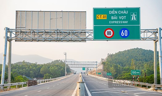 Ngày 28.4.2024, Bộ GTVT thông xe 30km đầu tuyến đoạn cao tốc Diễn Châu - Bãi Vọt, phục vụ nhu cầu đi lại của người dân vào dịp lễ 30.4 - 1.5. Ảnh: Phạm Thông