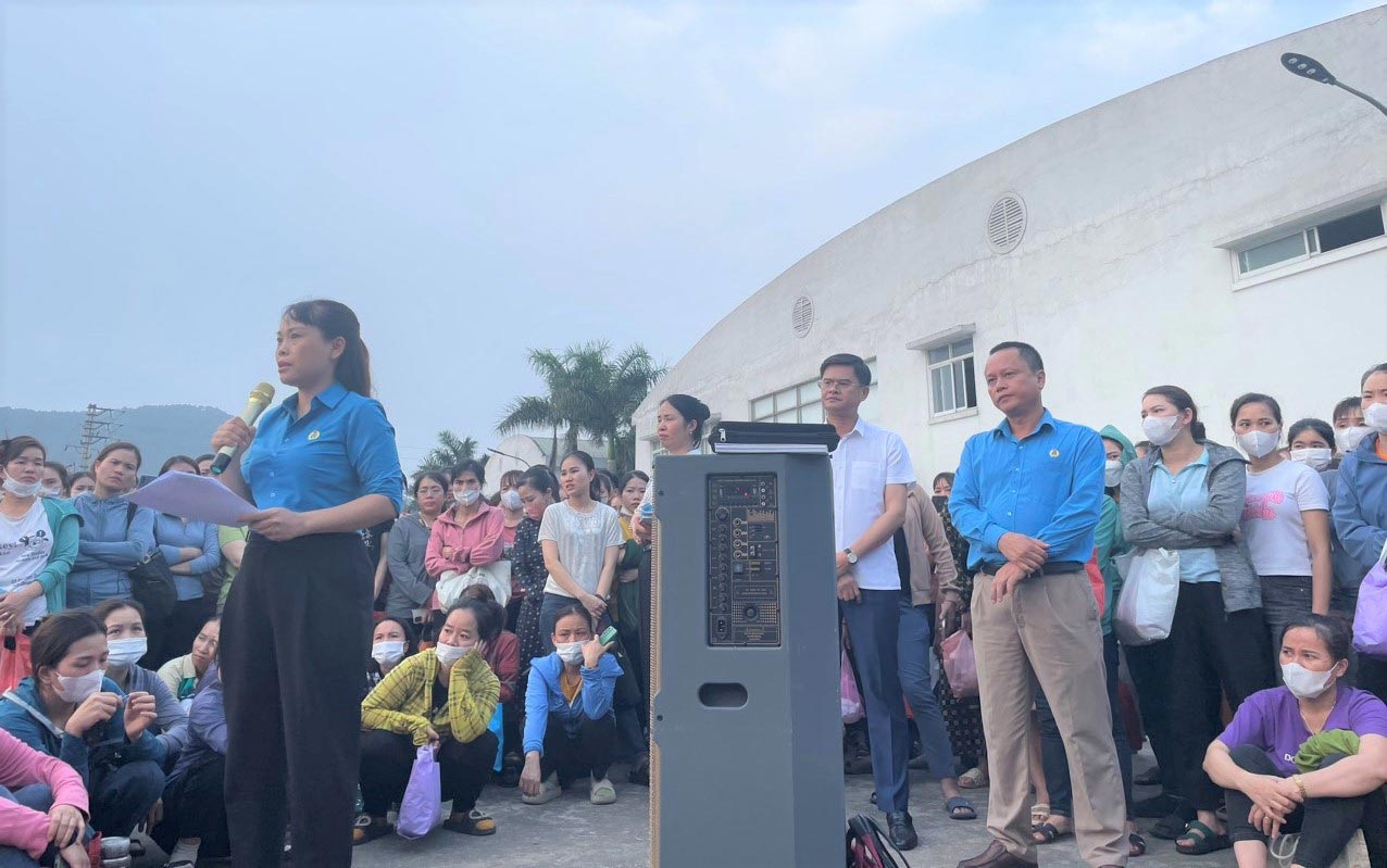 Lãnh đạo Công đoàn Khu kinh tế Đông Nam tham gia đối thoại với công nhân lao động Công ty Điện tử BSE chi nhánh Nghệ An. Ảnh: Quang Đại

