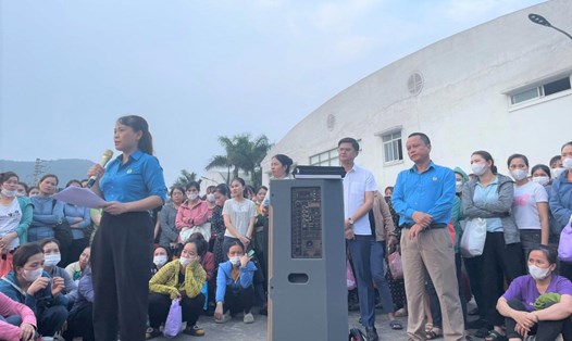 Lãnh đạo Công đoàn Khu kinh tế Đông Nam tham gia đối thoại với công nhân lao động Công ty Điện tử BSE chi nhánh Nghệ An. Ảnh: Quang Đại

