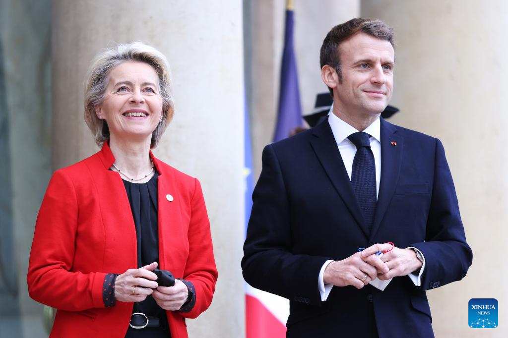 Tổng thống Pháp Emmanuel Macron đón Chủ tịch Ủy ban châu Âu Ursula ở Paris, Pháp, ngày 7.1.2022. Ảnh: Xinhua