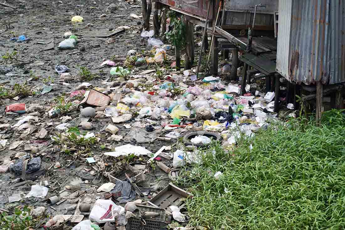 Rạch Xuyên Tâm ở TPHCM ngập tràn rác. Ảnh: Như Quỳnh