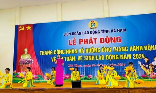 Liên đoàn Lao động tỉnh Hà Nam phát động đợt thi đua cao điểm trong Tháng Công nhân. Ảnh: Hàng Lam
