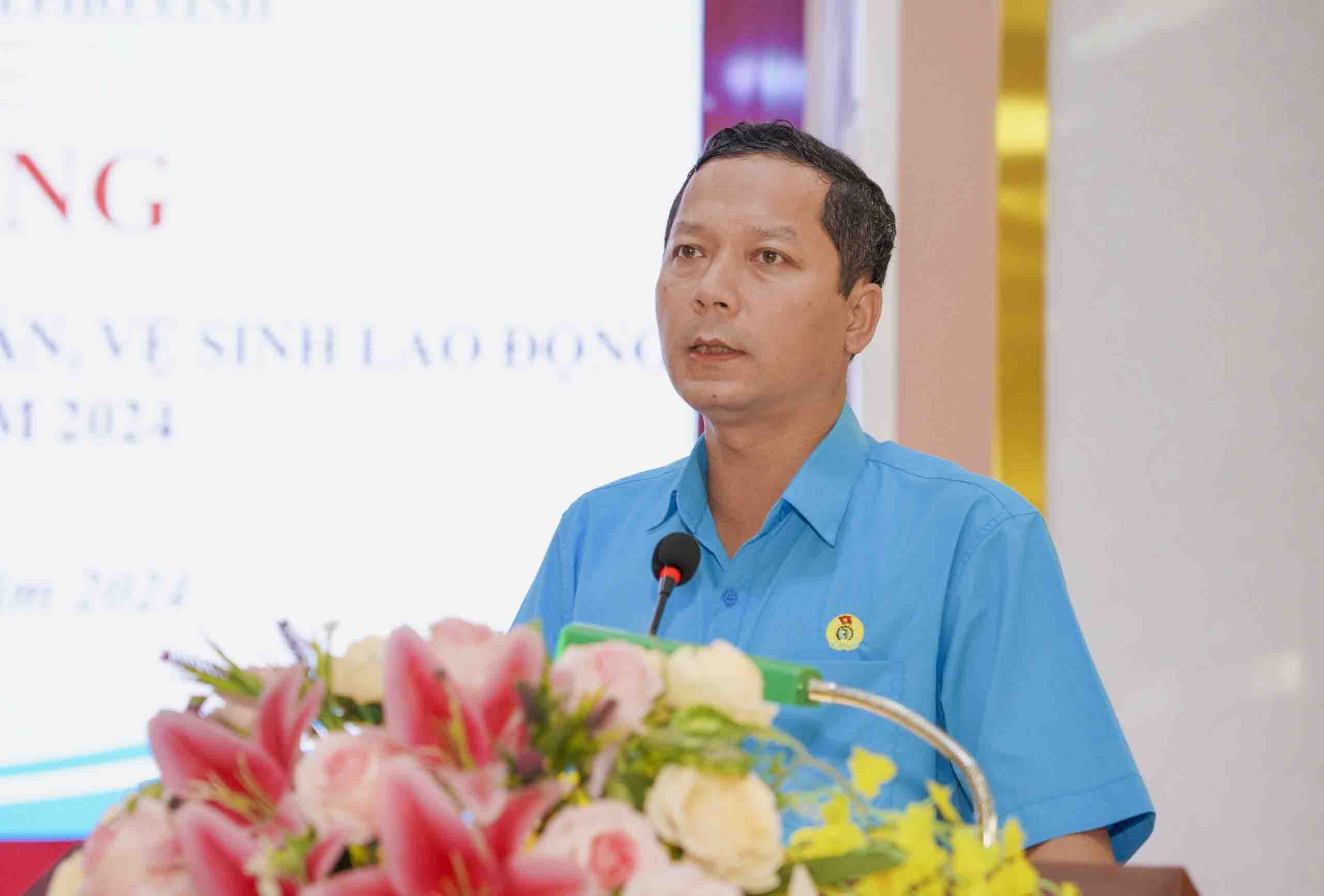 Ông Thái Lê Cường – Chủ tịch LĐLĐ TP Vinh phát biểu tại chương trình. Ảnh: Duy Chương.