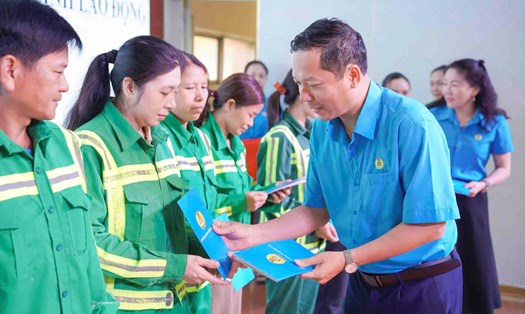 Ông Thái Lê Cường - Chủ tịch LĐLĐ TP Vinh trao quà cho người lao động có hoàn cảnh khó khăn. Ảnh: Duy Chương.