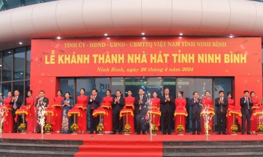Các đại biểu cắt băng khánh thành Nhà hát tỉnh Ninh Bình. Ảnh: Nguyễn Trường