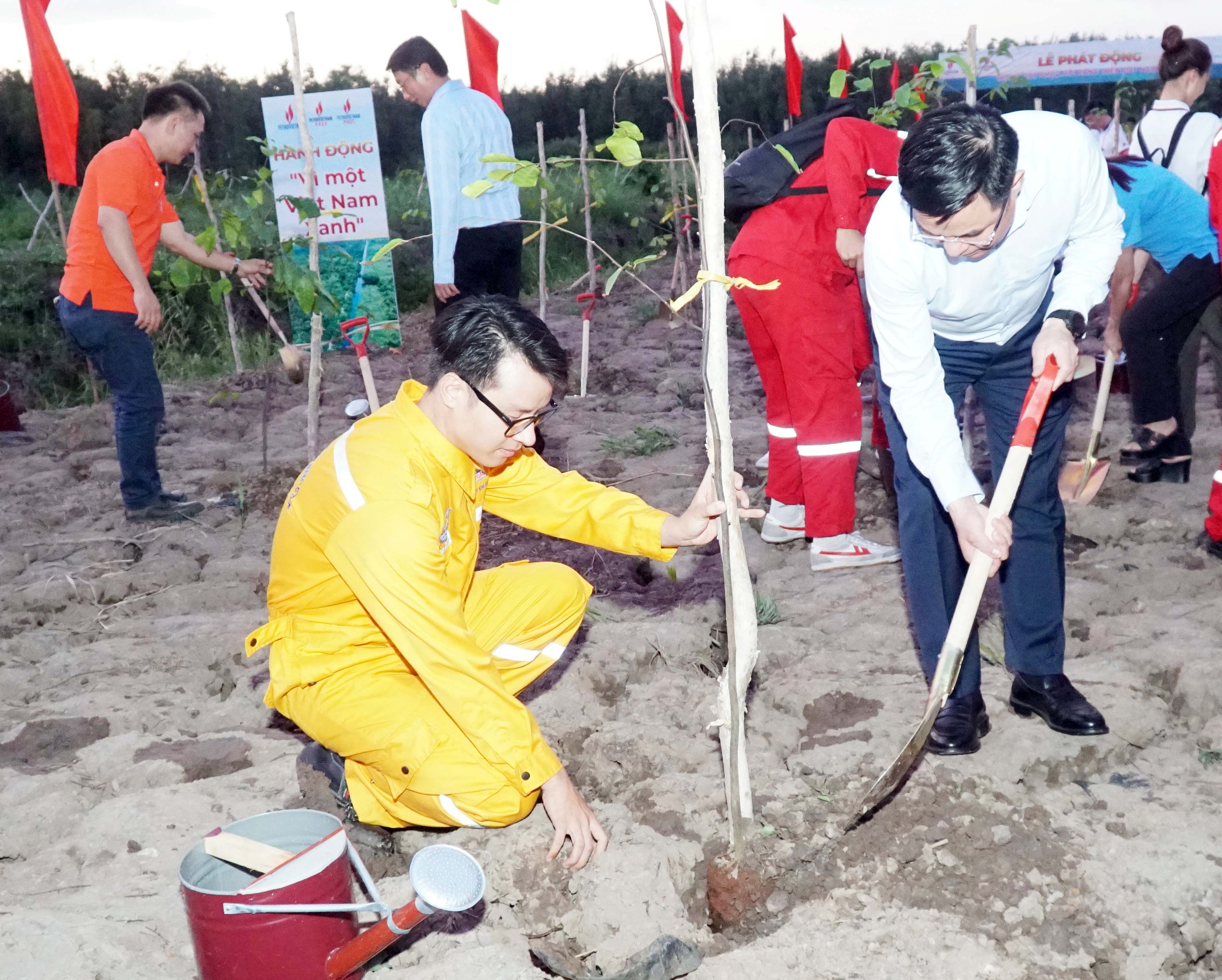 Lãnh đạo Petrovietnam cùng cán bộ nhân viên Tập đoàn tham gia trồng cây tại lễ phát động. Ảnh PVN.