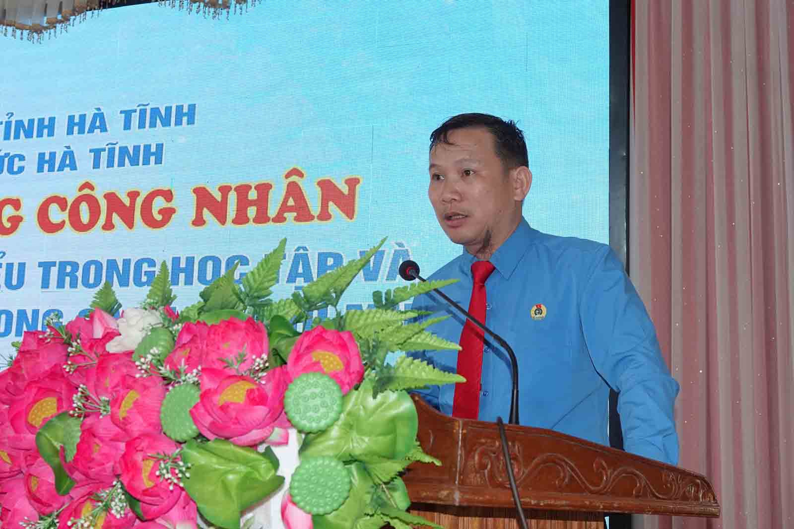 Ông Hà Văn Oanh - Chủ tịch Công đoàn Viên chức Hà Tĩnh phát động tại buổi lễ. Ảnh: Trần Tuấn.