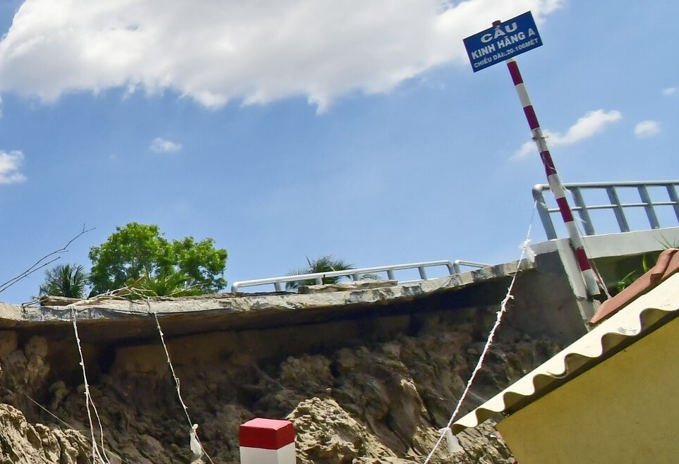 Một cây cầu cho tuyến đường liên xã có tải trọng hơn 5 tấn, xe 4 bánh qua lại đã bị nghiêng ngả do nắng nóng, khô hạn. Ảnh: Nhật Hồ