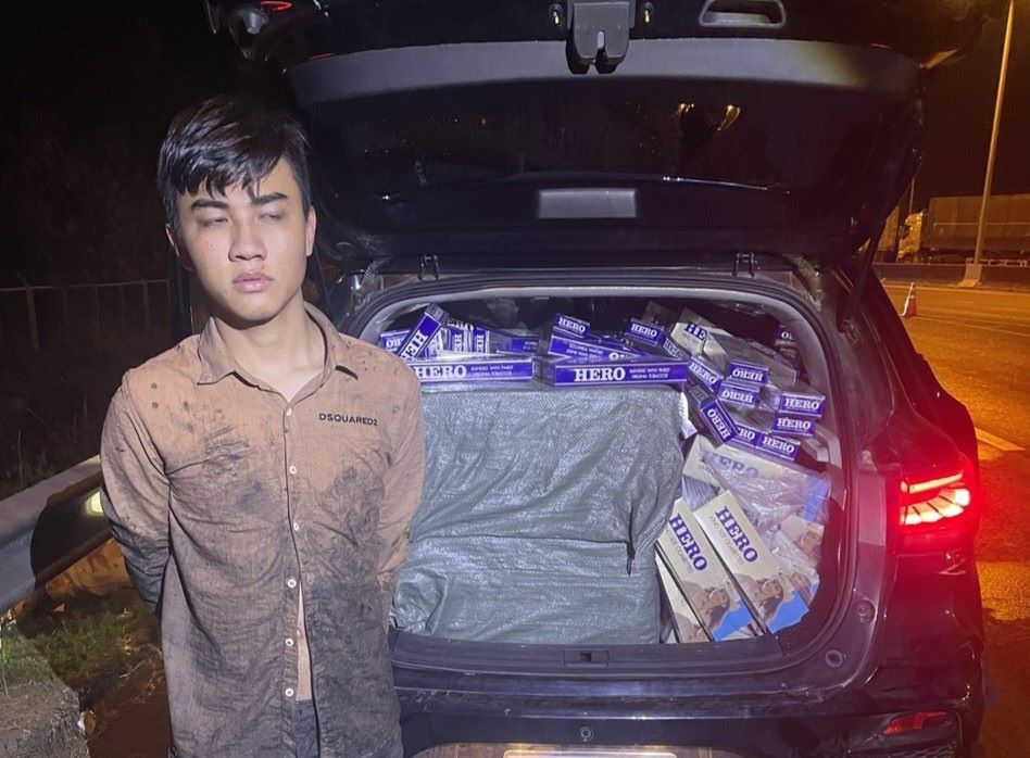 Đối tượng Võ Minh Khang bị tạm giữ cùng phương tiện cùng tang vật thuốc lá nhập lậu. Ảnh: Công an cung cấp