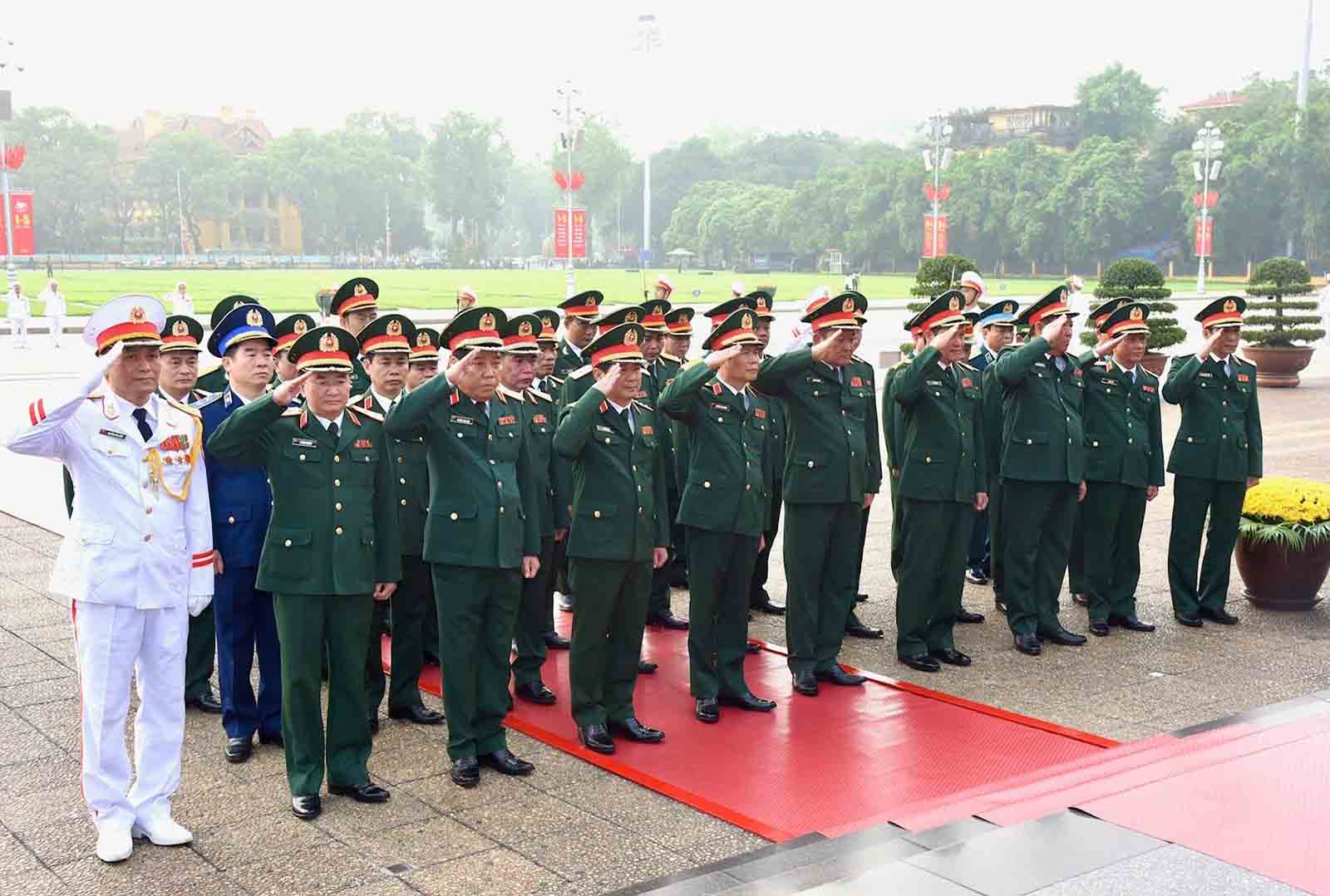 Đoàn đại biểu Quân ủy Trung ương và Bộ Quốc phòng vào Lăng viếng Chủ tịch Hồ Chí Minh. 