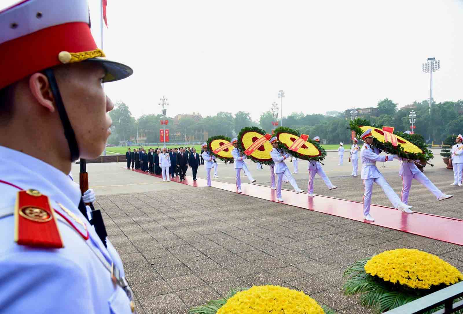 Các đồng chí lãnh đạo, nguyên lãnh đạo Đảng, Nhà nước vào Lăng viếng Chủ tịch Hồ Chí Minh, vòng hoa của đoàn mang dòng chữ “Đời đời nhớ ơn Chủ tịch Hồ Chí Minh vĩ đại”. Ảnh: Trần Hải
