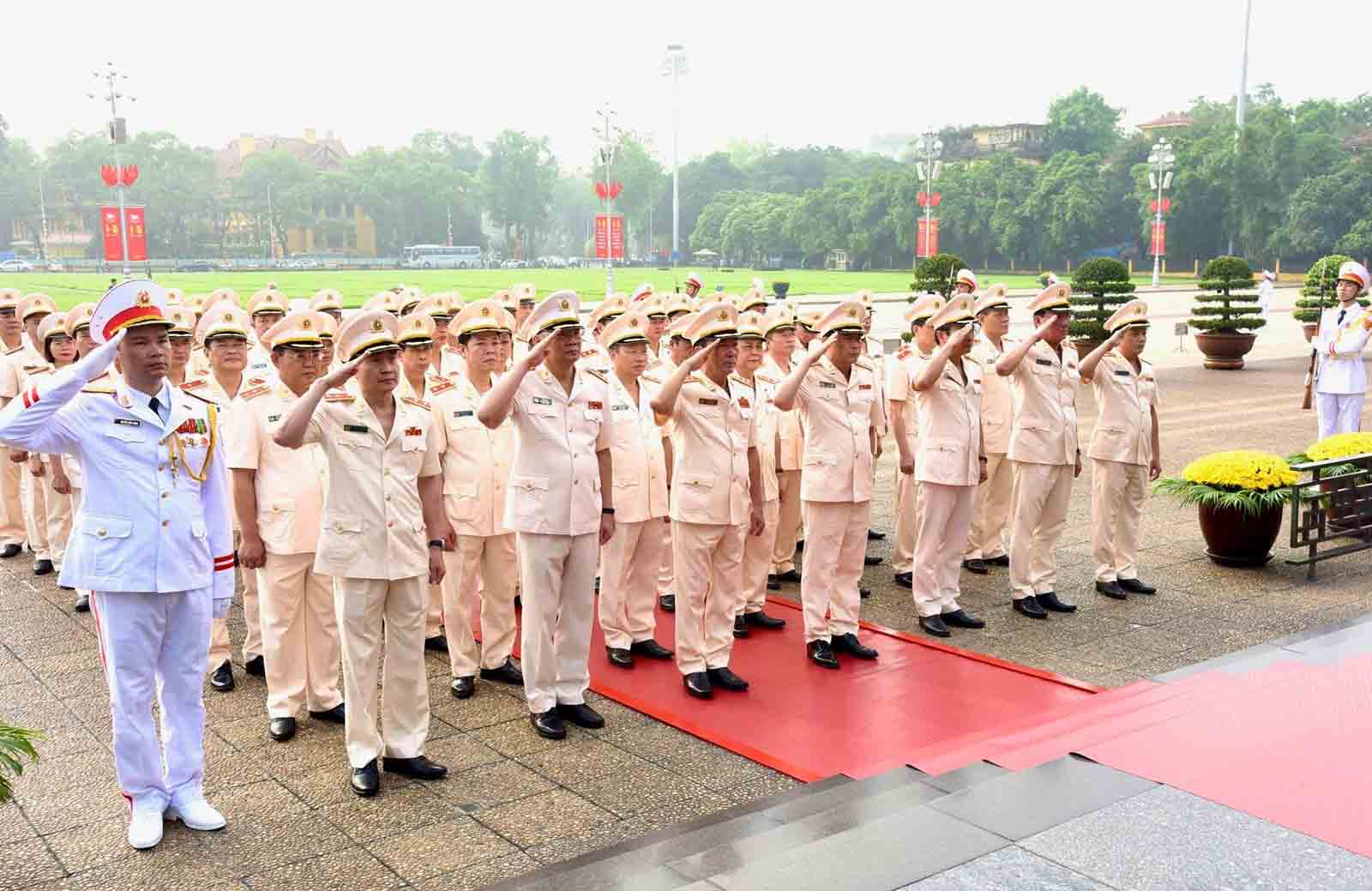 Đoàn đại biểu Đảng ủy Công an Trung ương đặt vòng hoa, vào Lăng viếng Chủ tịch Hồ Chí Minh. Ảnh: Trần Hải  