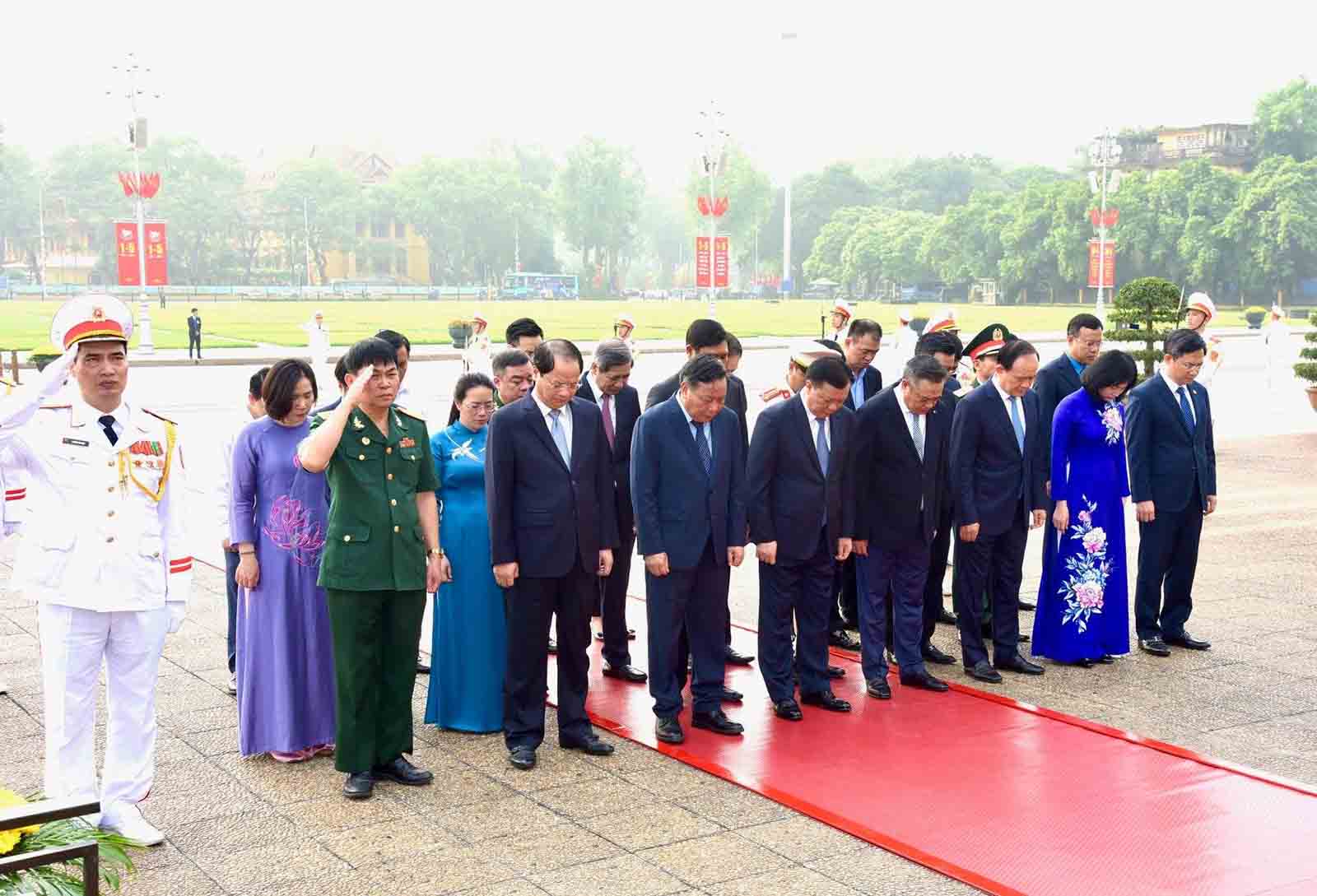 Đoàn đại biểu TP Hà Nội do Ủy viên Bộ Chính trị, Bí thư Thành ủy Hà Nội Đinh Tiến Dũng dẫn đầu, vào Lăng viếng Chủ tịch Hồ Chí Minh. Ảnh: Trần Hải  